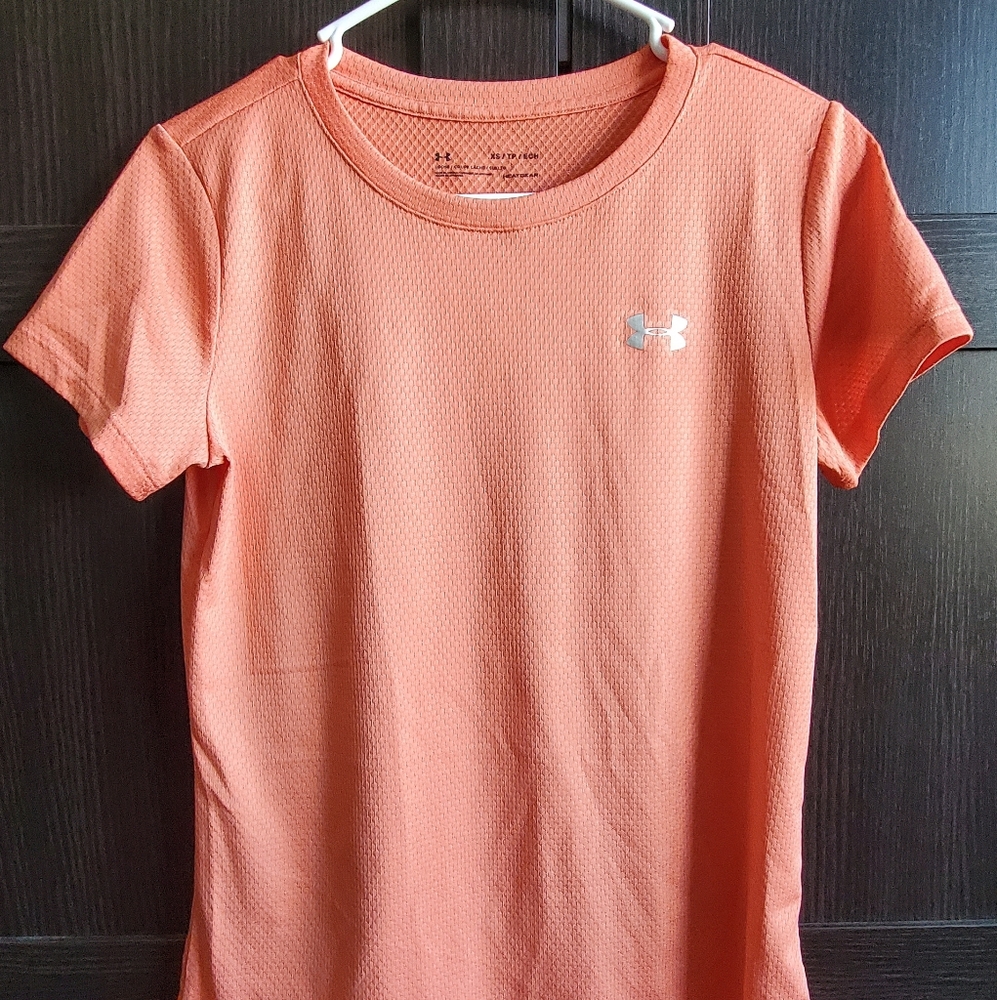 Women's XS loose fit Under Armour tshirt, Coral colored